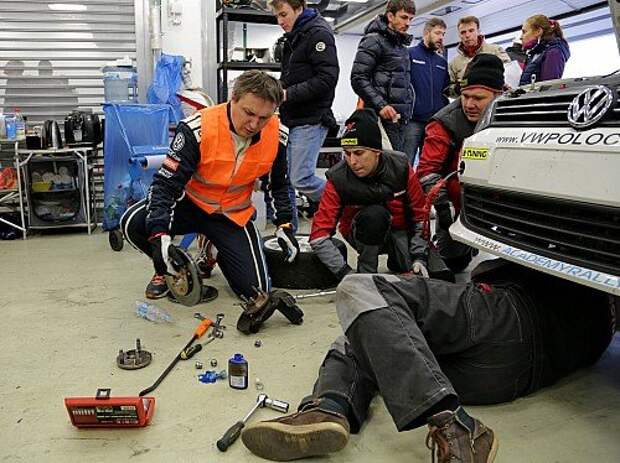 В гонке у команды B-Tuning должно было быть три автомобиля, но в пятницу на тренировках на одном из Volkswagen Polo вышла из строя коробка передач, и Андрею Севастьянову пришлось временно переквалифицироваться из пилота в механика и помогать другим экипажам, уже в боксах. Впрочем, Андрея это ничуть не смущало.