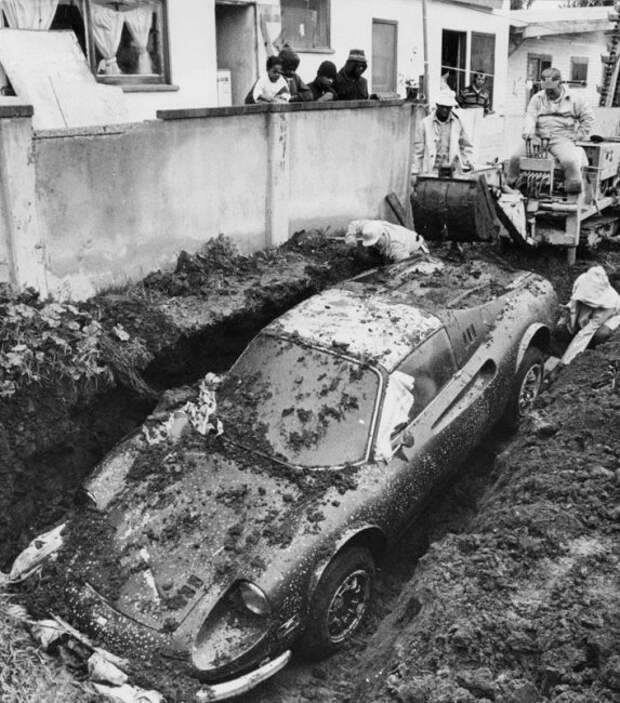 История про закопанную в землю “Феррари” (6 фото)