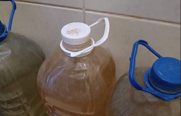 Донецкая вода. Набрана из трубы в самом центре города. Скрин: "Жизнь ДНР".