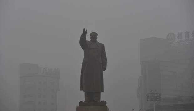 Статуя покойного китайского лидера Мао Цзэдуна в Шэньяне загрезнение, китай, природа
