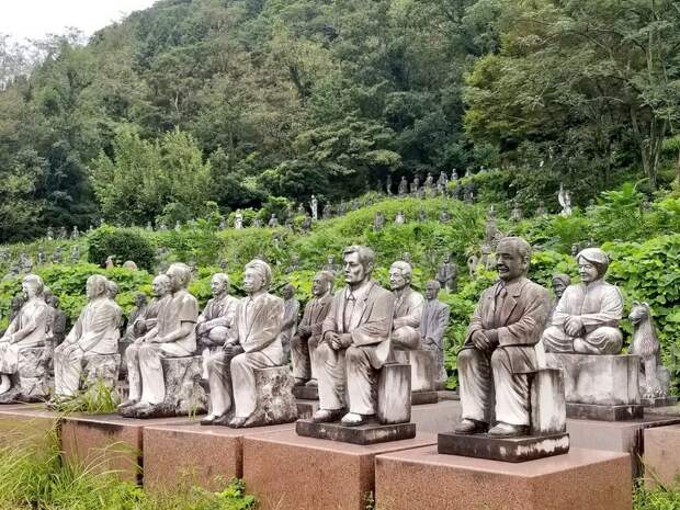 Забытый парк каменных скульптур в Японии
