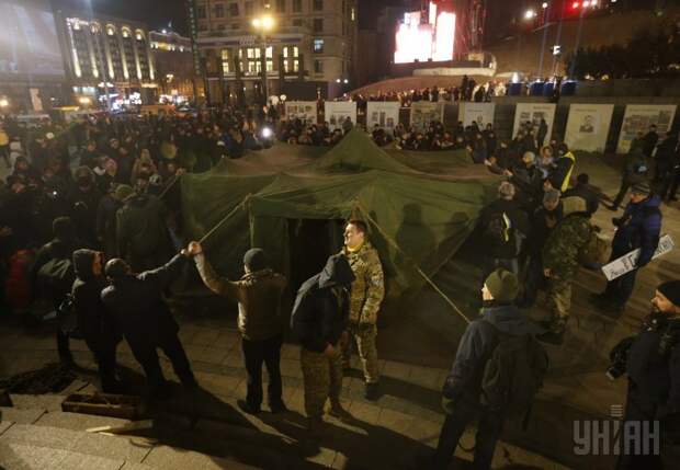 На Майдане устанавливают палатки 20.02.16.jpg