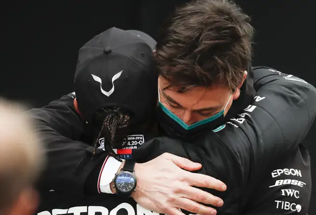 Тото Вольф извинился перед Льюисом Хэмилтоном