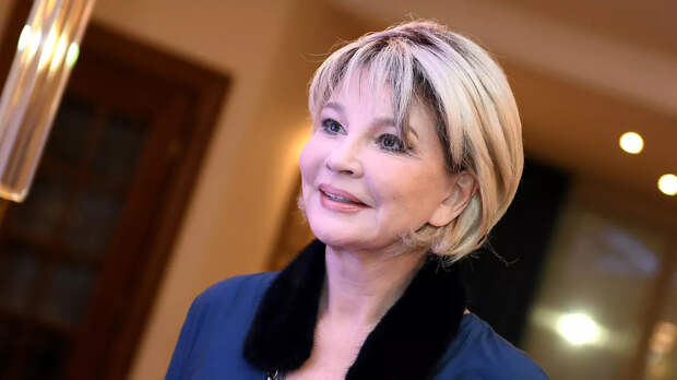 72-летняя российская телеведущая призналась в неудачной пластике