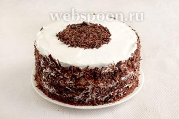 Украсить бока и верх торта шоколадной стружкой.