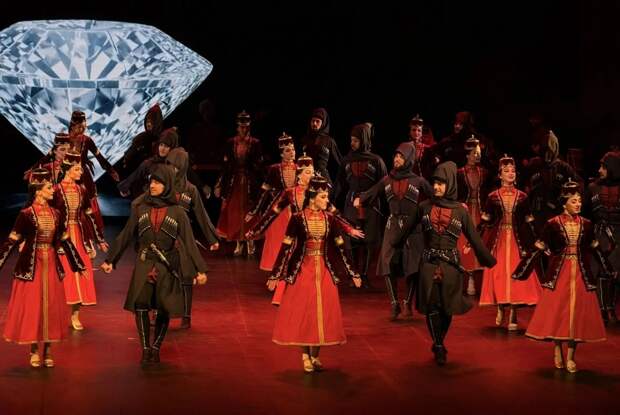 «Нальмэс» открыл для учащихся школ Майкопа волшебный мир адыгского танца