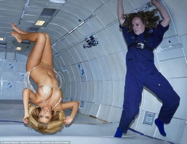 7 будоражащих фото Кейт Аптон в невесомости