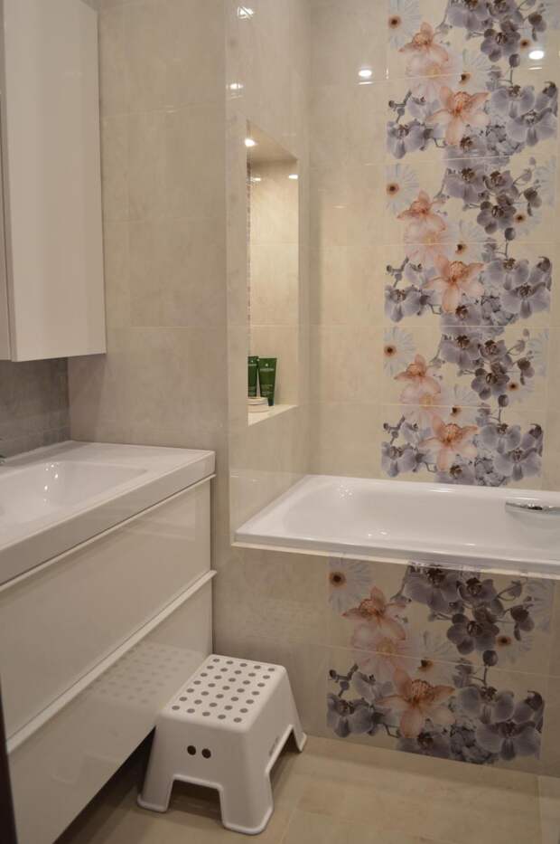Ванная комната отделка, керамическая плитка с цветочным рисунком