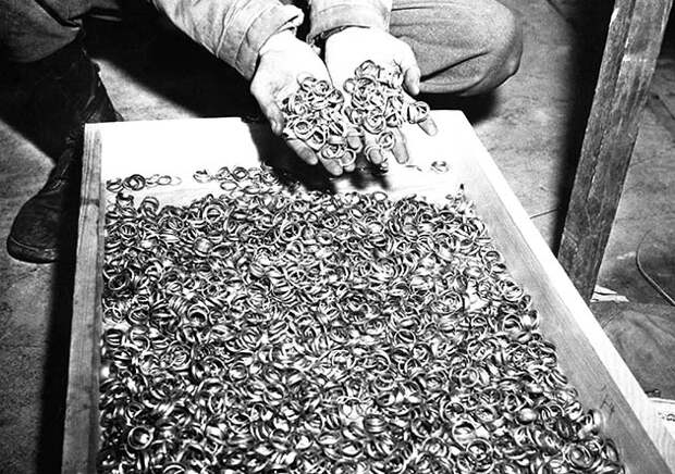 Обручальные кольца, обнаруженные американскими солдатами 5 мая 1945 года в Бухенвальде.jpg