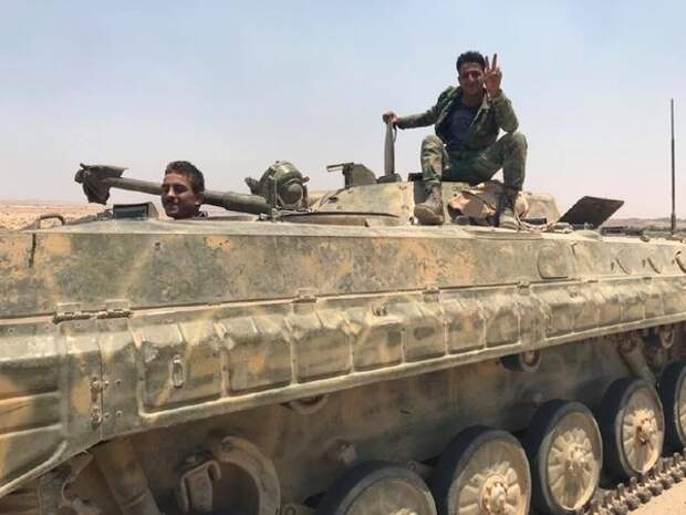 Солдаты сирийской армии и военнослужащие Росгвардии в Даръа