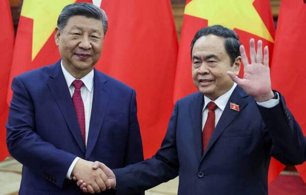 «Взял и развернул весь мир к Китаю!» – Салливан раскритиковал тарифы Трампа