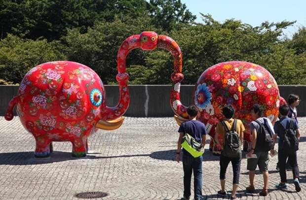 Гигантские скульптуры в японском музее под открытым небом
