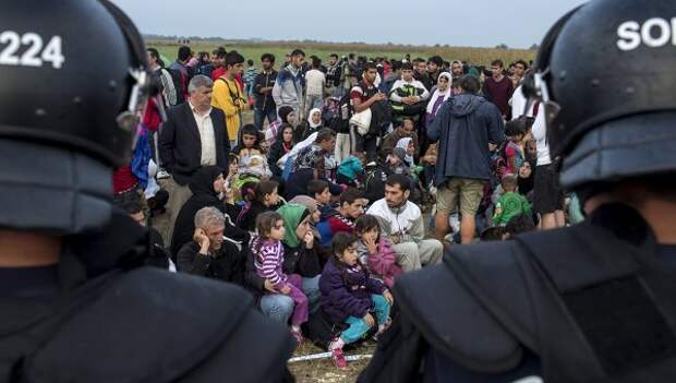 Мигранты из Сирии после пересечения границы Венгрии и Сербии