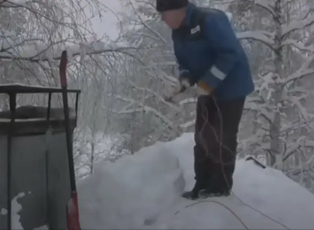 Как перекинуть веревку через крышу дома