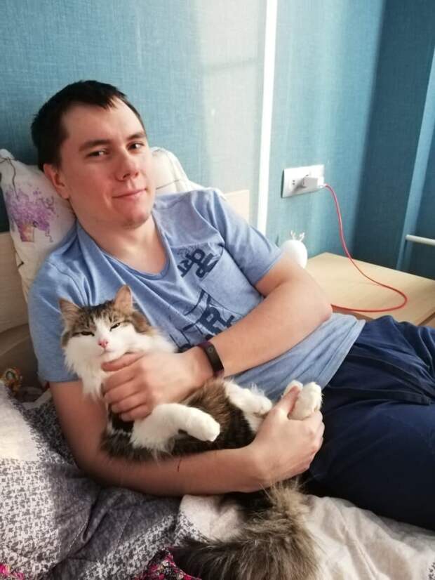 В феврале 2020 года на остановке приставал к прохожим кот. История непростого кота