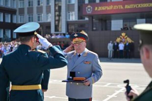 В Краснодаре курсант военного училища сделал предложение девушке прямо на выпускном