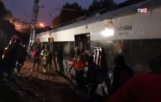 Наводнение в Испании: поезд сошел с рельсов, затоплены курорты