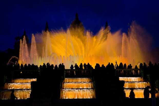 Магический фонтан Монжуика (Magic Fountain of Montjuic), поющий фонтан в Барселоне, Испания