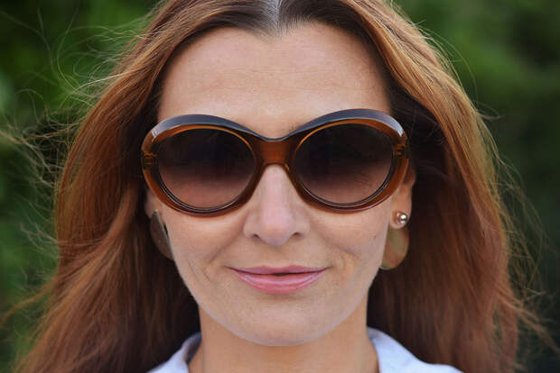 Summer style | Large round sunglasses, asymmetric earrings