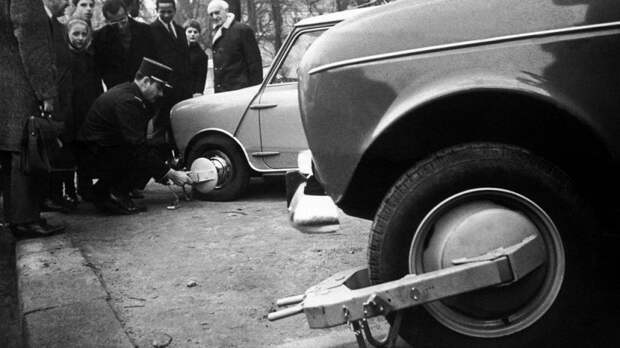 Полицейский ставит блокиратор, Париж, 2 февраля 1968