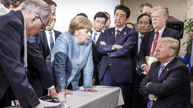 Фотожурналистика на высоте: Захарова оценила фото с грозной Меркель и улыбающимся Трампом