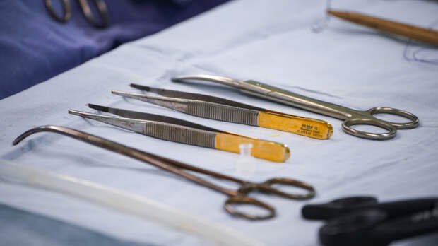 Врач провел операцию прямо на улице, чтобы спасти жизнь мужчины