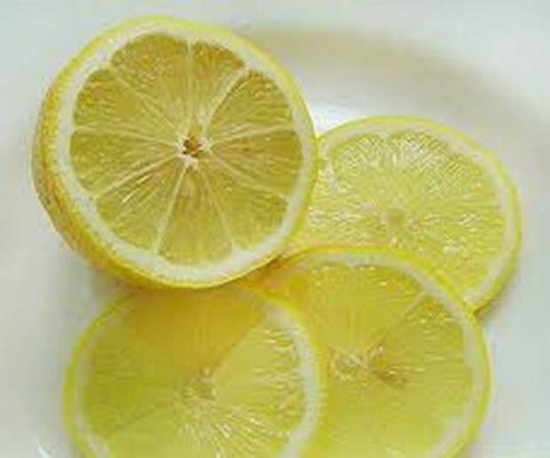 режем ломтиками лимон и удаляем зерна