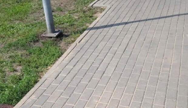 Плиточную дорожку отремонтировали в парке района Марьино