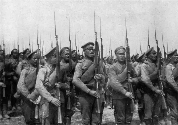 На переднем фоне боец Русской императорской армии с лопатой Линнеманна На переднем фоне боец Русской императорской армии с лопатой Линнеманна
