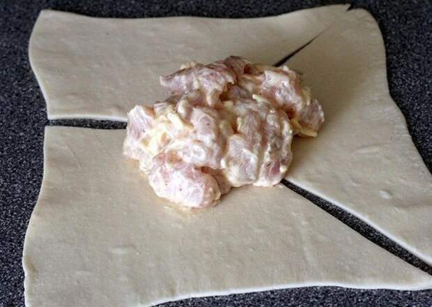Слоеные пирожки с курицей и сыром