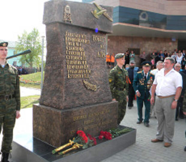 В 2010 году Александр Девятаев (в белой рубашке) был почетным гостем на торжествах по случаю открытия в Саранске памятника в честь подвига его отца Фото: Мордовское патриотическое объединение "Поиск"