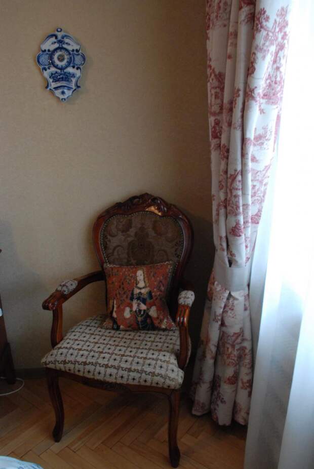 Уютное кресло, шторы из ткани туаль де жуи