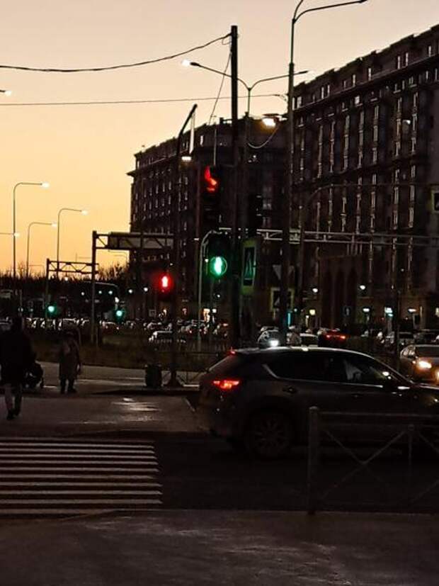 На перекрестке в Приморском районе появился временный светофор