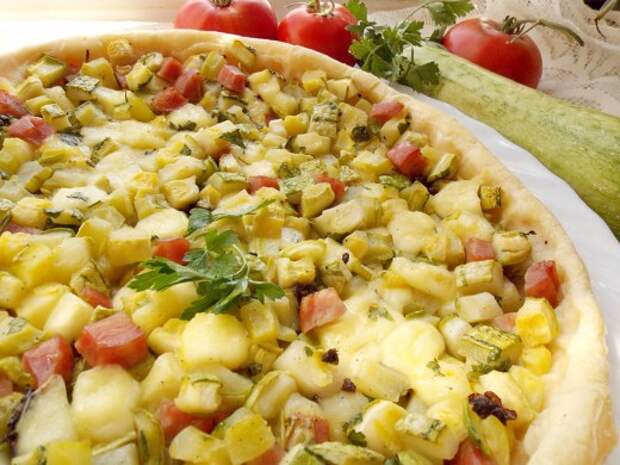 Средиземноморский пирог с кабачками, ветчиной и брынзой