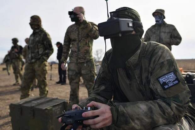 Появилось видео с FPV-дроном, сбившим украинский БПЛА над Белгородской областью