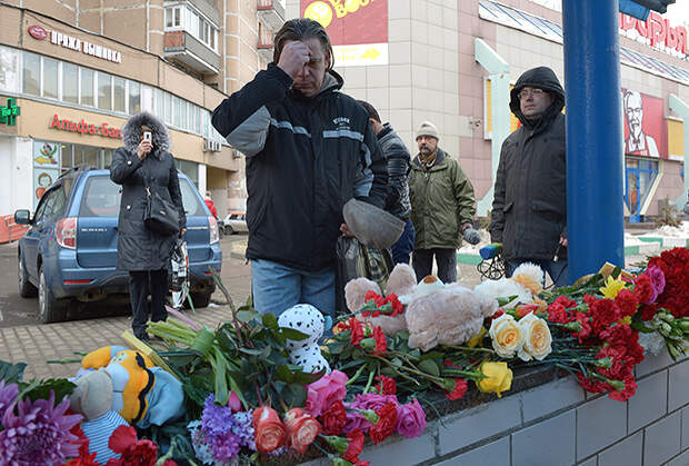 У входа на станцию метро «Октябрьское Поле»