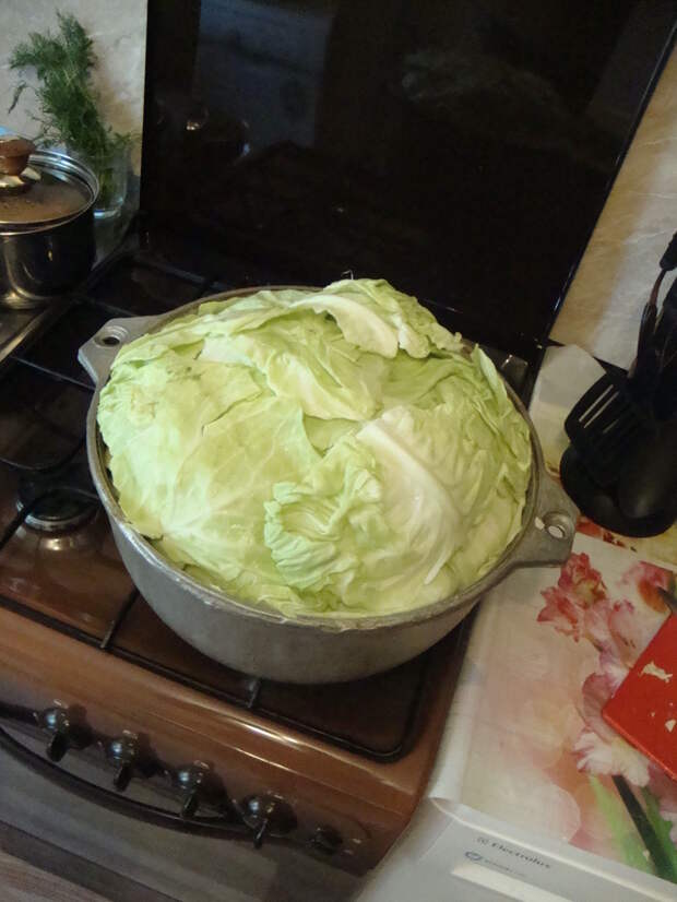 все накрываю капустными листами для того чтоб пар подымающийся снизу казана возвращался обратно вниз еда, своими руками