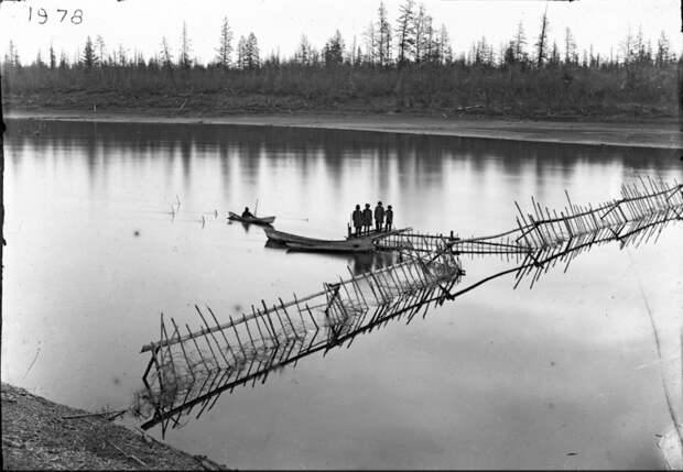 Юкагиры ловят рыбу на реке Налемная, 1895