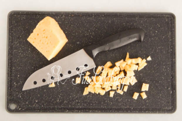 Любой твердый или полутвердый сыр нарезаем очень мелким кубиком или измельчаем на крупной терке