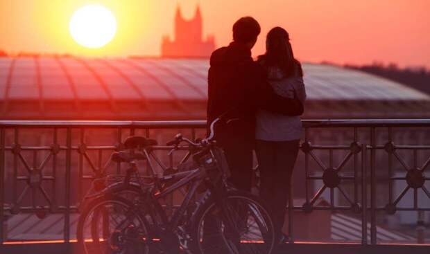 Мужчины и женщины обсудили зря романтизируемые в отношениях вещи