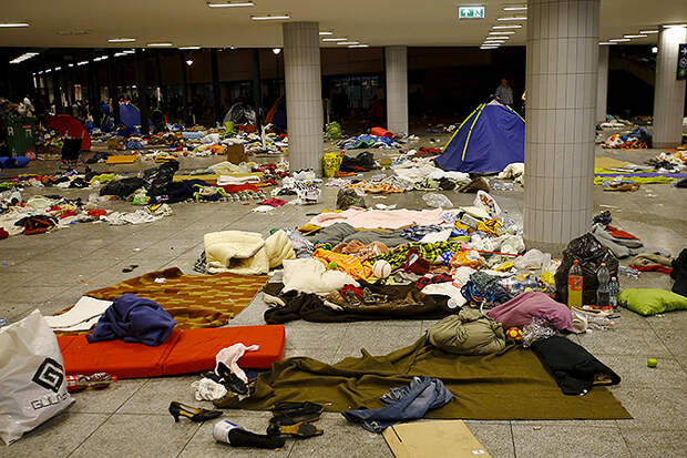 Пустые помещения вокзала в Будапеште после того, как отсюда уехала очередная партия сирийцев. Вещи можно оставить: на пособия можно будет купить новые