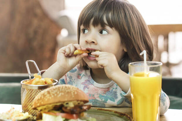 Daily Mail: жирные и сладкие фабричные продукты могут вызывать депрессию у детей