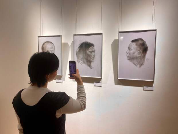 В «Рекорде» открылась выставка Сунь Ке «Мои современники»