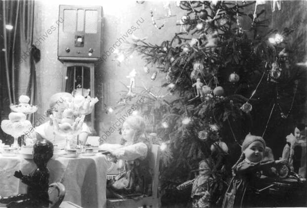 1936. Витрина новогодней елки в универмаге «Пассаж». Декабрь 1936. Витрина новогодней елки в универмаге «Пассаж». Декабрь