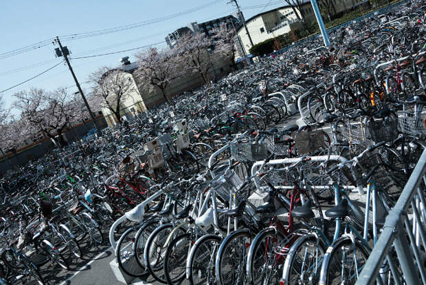 Адские велосипедные парковки в Японии.