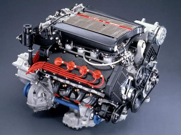 Сам двигатель развивает мощность 215 л.с., производный от 3,0-литрового V8 от Ferrari 308 GTB.Даже спустя 35 лет Lancia Thema 8.32 остается единственным двигателем итальянской марки, официально устанавливаемым на седан.