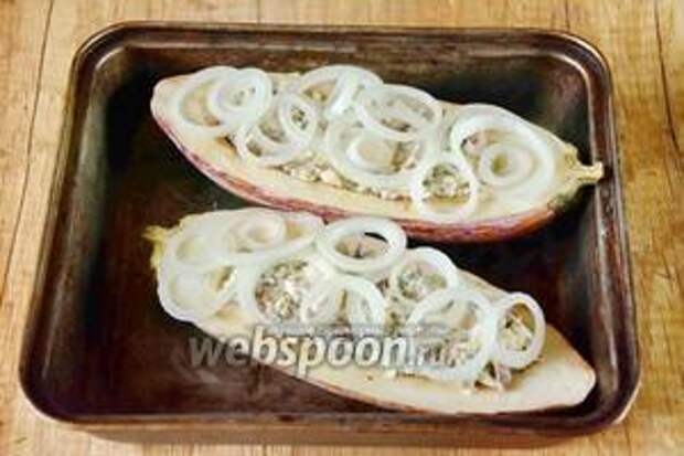 Репчатый лук порезать тонкими кольцами. Выложить поверх начинки.