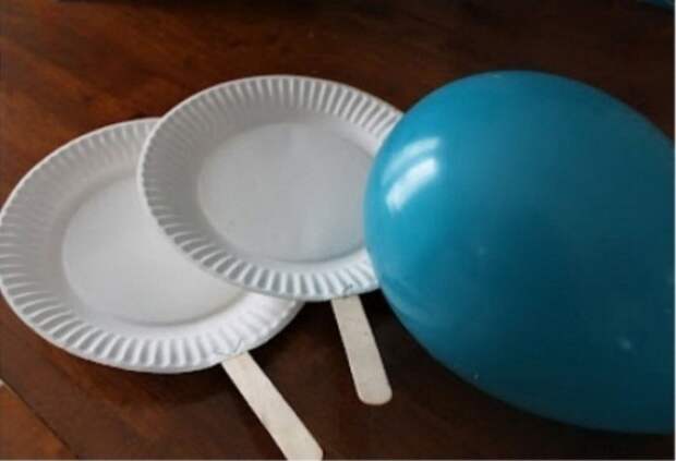 Устройте сорев­но­ва­ние по тен­нису с помо­щью одно­ра­зо­вых таре­лок, пало­чек от моро­же­ного и воз­душ­ного шара. дети, лето, своими руками, сделай сам