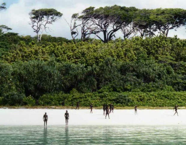 Остров в Бенгальском заливе, который населяют сентинельцы. Аборигены враждебно настроены к туристам, поэтому остров закрыт от посещений.