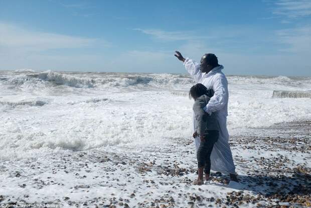 Как евангельские христиане проводили обряд крещения в шторм с риском для жизни детей